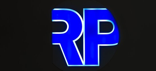 Logo der RP-Technik bestrahlt mit LED
