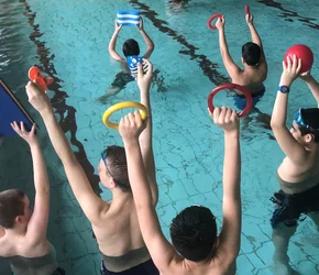 Schule in Heusenstamm beim Sport im Wasser 