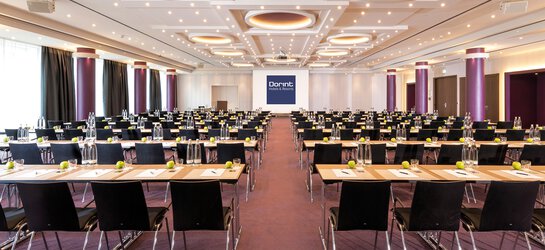 Interior view of the conference room during the day at the Dorint Kongresshotel Mannheim