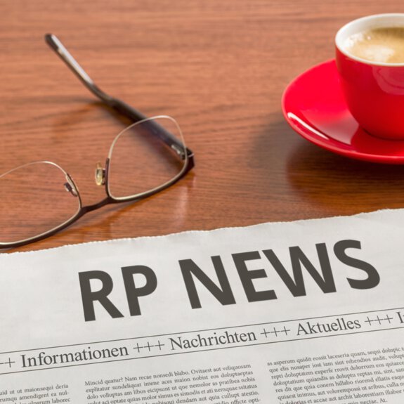 Zeitung der RP News mit einer Tasse Kaffee